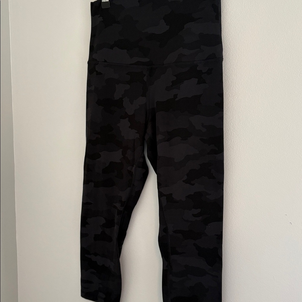 Women’s Cropped Black Camo Active Leggings